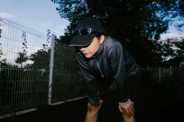 Sportler macht sich Gedanken &uuml;ber mentale Gesundheit nach dem Laufen