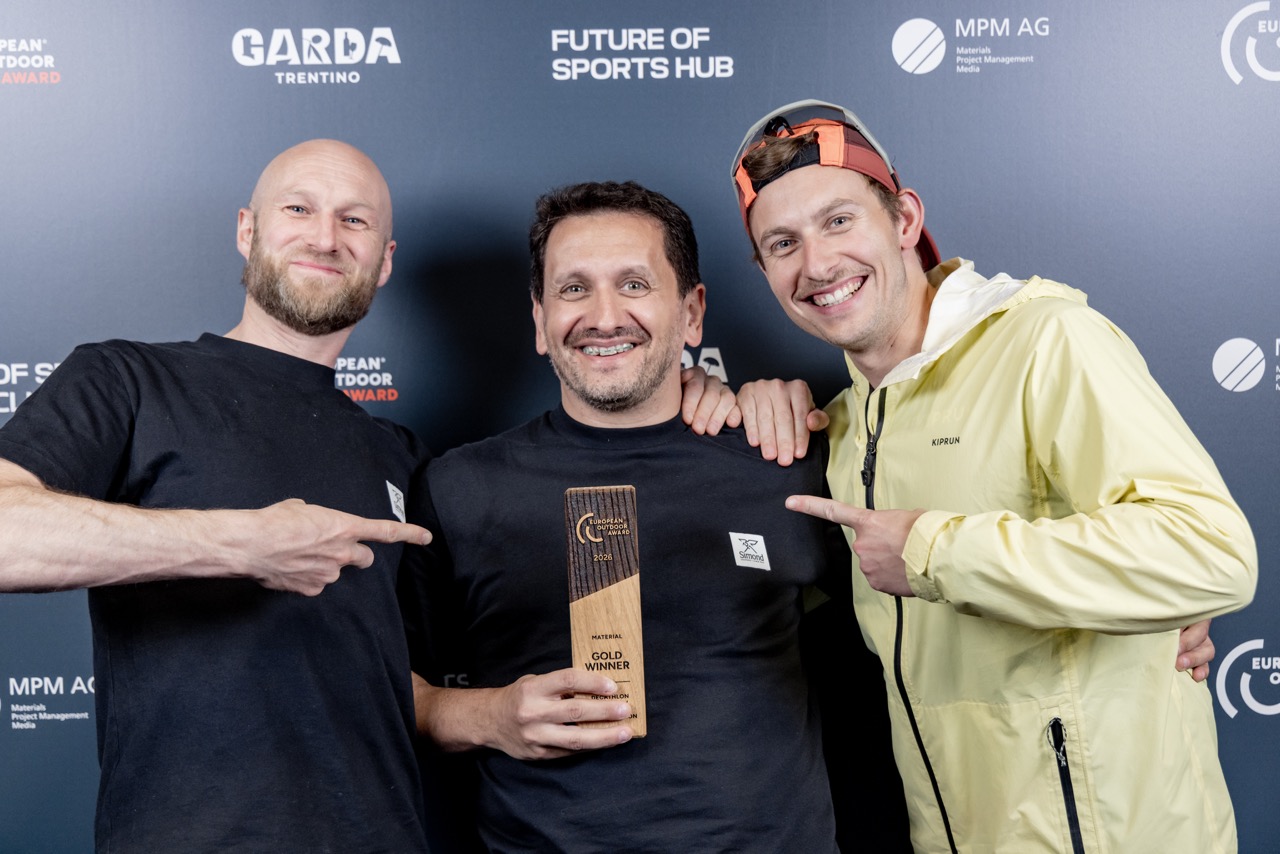 B2B Corner 2 European Outdoor Award Gewinner mit Award-Trophäe vor einer gebrandeten Award-Wand.