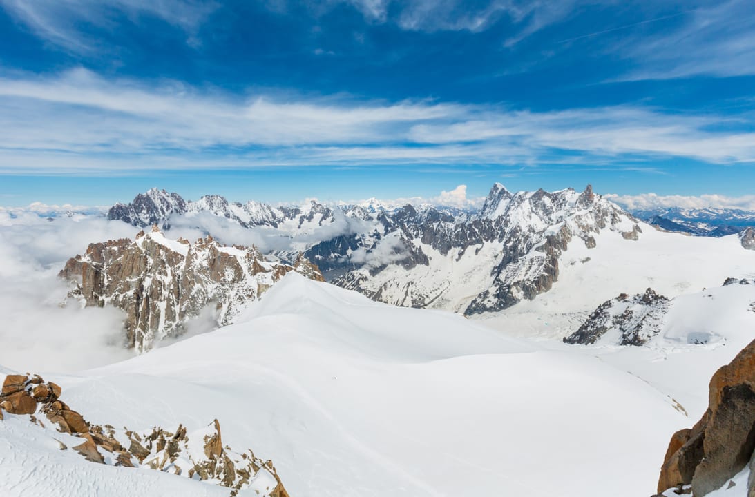 10 Sommer-Wanderwege, die mehr können als schöne Aussicht Sommer-Wanderwege 1 Mont-Blanc-Massiv im Sommer oberhalb von Chamonix